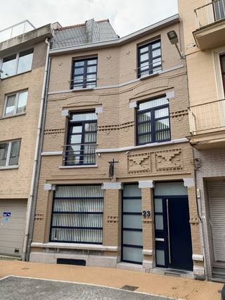 Uitzonderlijk grote woning met een bewoonbare oppervlakte van meer dan 280m² plus een zuidgericht terras van 58m².<br />Dit instapklare huis beschikt over 6 slaapkamers/bureau ruimtes, en is gelegen in het centrum van Heist, dichtbij alle winkels en op 100m van de Zeedijk.<br /><br />Geschikt voor verschillende doeleinden zoals vrij beroep (kantoor/praktijk ruimtes apart bereikbaar), B&B, kangoeroewoning of als zeer grote woonst...