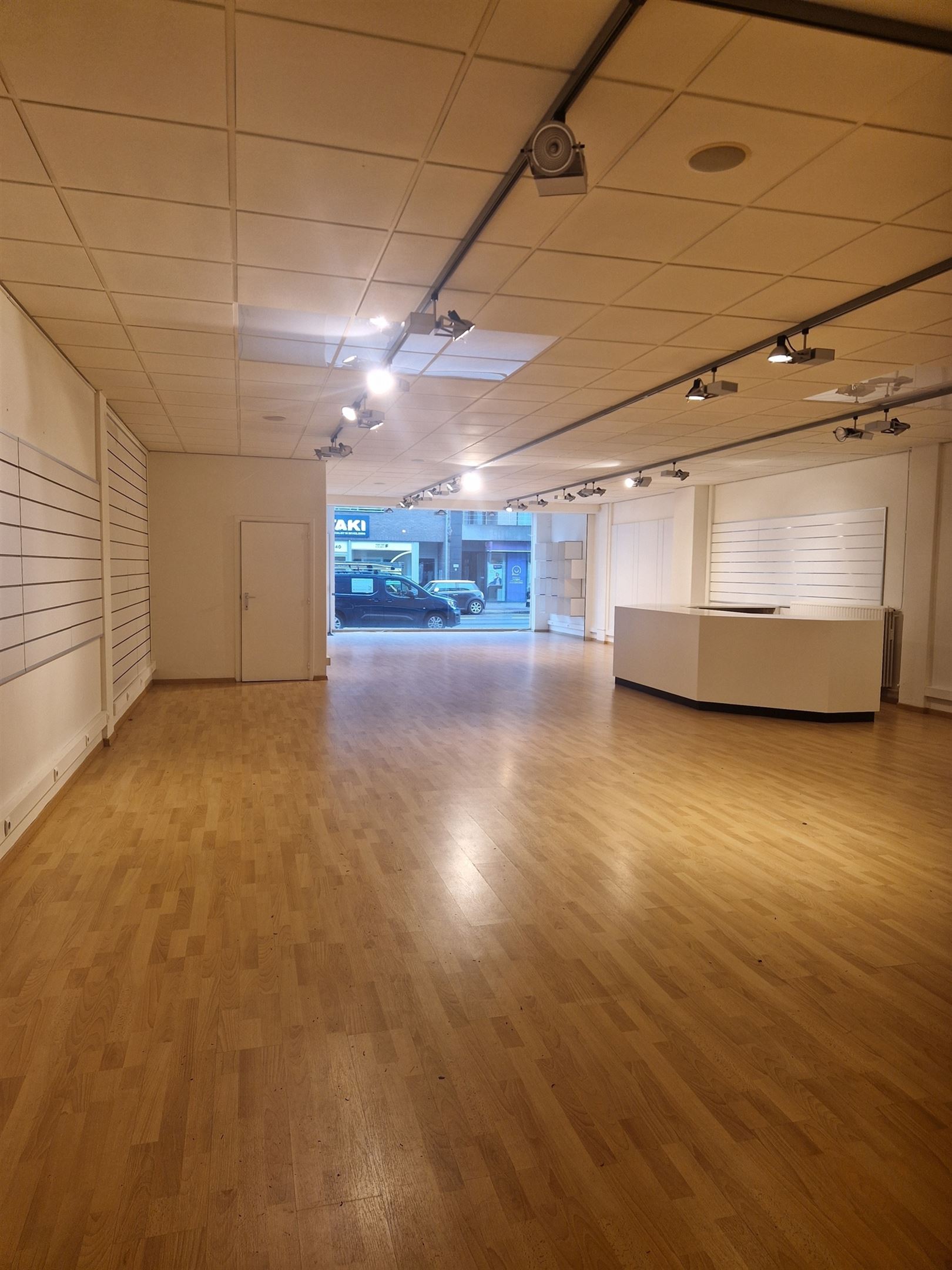 Ruime handelsruimte in het centrum van Brasschaat. - foto 3