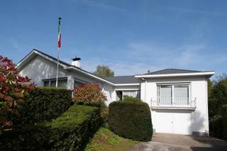 LICHTRIJK WONEN OP DE GRENS VAN SCHILDE EN ZOERSEL: OP TE FRISSEN SPLIT-LEVEL WONING MET TUIN EN ZWEMBAD.Droomt u van wonen in een groene,...