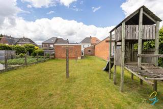 Deze te renoveren woning biedt een uitstekende kans voor wie op zoek is naar een huis met veel potentieel. Dankzij de ruime indeling en de grote tuin is dit een ideale plek om een warme thuis van te maken. De grote garage/loods biedt enorm veel potentieel.
Bij binnenkomst betreed je de inkomhal, die leidt naar een aangename leefruimte met veel lichtinval. Aansluitend bevindt zich de keuken, met toegang tot de kelder.
Tevens is er nog een wasplaats, apart toilet en de badkamer.
Op de eerste verdieping zijn er drie volwaardige slaapkamers en bureauruimte of dressing.
Buiten geniet je van een ruime tuin, perfect voor ontspanning of speelruimte. De aanwezigheid van een ruime garage/ loods en een oprit zorgen voor extra comfort en parkeergelegenheid. Gelegen in een aangename buurt, dichtbij voorzieningen en met vlotte verbindingen naar omliggende steden en gemeenten.
Graag een bezoek mail naar Els@cornelis-goeman.be
