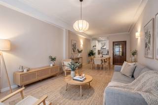 <p><span>Appartement centraal gelegen met ondergrondse staanplaats</span></p><p><span>Ontdek dit instapklare appartement van 66 m² met auto staanplaats. Dankzij de uitstekende centrale ligging bevindt u zich op wandelafstand van het </span><span>Centraal Station, de Antwerpse Zoo</span><span>, tal van winkels, restaurants en gezellige horecazaken. Bovendien geniet u van een vlotte verbinding met het openbaar vervoer en de belangrijkste invalswegen.</span></p><p><span>Bij het betreden van het appartement komt u terecht in een inkomhal die toegang biedt tot alle ruimtes. Vooraan bevindt zich de</span><span> lichtrijke leefruimte met een open keuken</span><span>, wat zorgt voor een aangename en open woonbeleving.</span></p><p><span>Vanuit de hal bereikt u tevens het toilet en de badkamer. Achteraan het appartement bevindt zich een ruime slaapkamer met toegang tot een balkon, waar u in alle rust kunt genieten van de buitenlucht.</span></p><p><span>Als extra troef beschikt het appartement over een ondergrondse auto staanplaats, wat in deze centrale buurt een absolute meerwaarde vormt.</span></p><p><span>Troeven:</span></p><ul><li><span>Centrale ligging in Antwerpen </span></li><li><span>Bewoonbare oppervlakte van 66 m² </span></li><li><span>Lichtrijke leefruimte met open keuken </span></li><li><span>Ruime slaapkamer met balkon </span></li><li><span>Apart toilet </span></li><li><span>Ondergrondse autostaanplaats </span></li><li><span>Op wandelafstand van het Centraal Station, de Zoo, winkels en horeca </span></li></ul><p><span>Uitstekende bereikbaarheid met openbaar vervoer en belangrijke invalswegen</span></p><p><span> </span></p><p><span>Extra</span></p><p><span> </span></p><p><span>• EPC: 139 kWh/m²/jaar (Label B)</span></p><p><span>• Maandelijkse kosten (water, CV, syndicus, blokpolis, onderhoud en verbruik gemeenschappelijke delen) : €170</span></p><p><span>• Auto staanplaats verplicht aan te kopen voor de prijs van 15.000 Eur.</span></p>