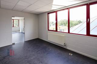 <strong>Kantoorruimte</strong> van <strong>395 m²</strong> te huur in Zellik op een uiterst strategische en vlot bereikbare locatie. Dankzij de onmiddellijke aansluiting op de <strong>E19</strong> geniet u van een uitstekende verbinding richting Brussel en Antwerpen. Ook duurzame mobiliteit is een troef, met de nabijgelegen fietssnelweg die rechtstreeks aansluit op het station van Zellik.<br /><br />De ruimte is voorzien van alle hedendaagse comfortelementen die bijdragen aan een efficiënte en aangename werkomgeving. Zo beschikt de unit over sanitair, een aangename eetruimte met <strong>kitchenette</strong>, energiezuinige <strong>LED-verlichting</strong> , afzonderlijke ingang en dubbele beglazing. De flexibele indeling laat toe om de kantoorruimte af te stemmen op uiteenlopende professionele noden. <br /><br />De site onderscheidt zich door haar <strong>groene</strong> en rustige omgeving, wat bijdraagt aan een aangename en productieve werksfeer met een open zicht op de natuur. Daarnaast er de mogelijkheid om 13 private parkeerplaatsen te voorzien. Dit zorgt voor een vlotte ontvangst van klanten en medewerkers.<br /><br />Naast deze unit is er ook een grotere oppervlakte van <strong>395 m²</strong> beschikbaar.<br /><br />Contacteer <strong>PANORAMA B2B</strong> voor meer informatie of een vrijblijvend plaatsbezoek via<strong> 0477 09 00 09</strong>.