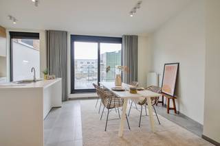 Het duplex-appartement bestaat uit:<br />3e verdiep: <br />- inkomhal met gastentoilet<br />- een lichtrijke eetruimte met open keuken<br />- een uitzonderlijk groot zonneterras<br />- 1e ruime slaapkamer<br />- 1e badkamer met ligbad en lavabomeubel<br />- berging<br /><br />4e verdiep: <br />- lichtrijke leefruimte<br />- 2e slaapkamer<br />- badkamer met inloopdouche en lavabomeubel<br />- 2e terras<br /><br />De vele lichtinval en de kleinschalige residentie zorgen voor een oase van rust.  <br /><br />Gemeenschappelijke kosten: €50,00/maand. <br />Dit appartement is onmiddellijk beschikbaar!<br /><br />Benieuw naar het appartement? Vraag uw bezoek aan via www.dewaele.com