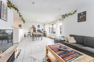 <strong>Te koop: Op centrale ligging in Kluisbergen vind je dit instapklare tweeslaapkamerappartement.</strong><br /><br />Dit appartement is gelegen in een kleine residentie van 4 appartementen, op vandaag is het appartement verhuurd.<br />Via een ruime trap bereiken we het eerste verdiep, ruime living met veel lichtinval aansluitend een halfopen keuken. Twee slaapkamers en aansluitend een ruime badkamer.<br /><br />Buiten is er een staanplaats inbegrepen in de prijs.<br /><br />De andere 3 appartementen op dit verdiep zijn van dezelfde eigenaars en zullen aansluitend te koop komen.<br /><br />Ideaal voor investeerders.<br /><br /><strong>Meer weten? Neem vrijblijvend contact op met Jérôme 0472/61.10.10 of 056/61.10.10</strong>