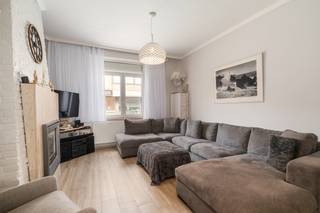 <p>Te koop: ruime halfopen gezinswoning in het hart van Lebbeke, op wandelafstand van scholen, winkels, openbaar vervoer en het treinstation.</p>

<p> </p>

<p>Deze woning biedt drie royale slaapkamers en twee badkamers, ideaal voor een gezin dat comfort en ruimte zoekt. Dankzij de uitstekende ligging in de Stationsstraat heb je alle voorzieningen binnen handbereik. De grote zongerichte tuin van 210 m² nodigt uit tot ontspannen en genieten, terwijl er in de straat volop parkeermogelijkheden zijn.</p>

<p> </p>

<p>Belangrijkste ruimtes:<br />• Lichte living (28 m²) met open haard en toegang tot de tuin<br />• Volledig ingebouwde keuken (19 m²) met inductiekookplaat, oven, vaatwasser en ingemaakte kasten<br />• Drie slaapkamers (28 m², 12 m², 11 m²) met veel lichtinval<br />• Twee badkamers (13 m² en 4 m²) met douche, ligbad en toilet<br />• Grote tuin (210 m²) met zonnige oriëntatie</p>

<p> </p>

<p>Troeven:<br />• Ruime gezinswoning met 3 slaapkamers en 2 badkamers<br />• Uitmuntende locatie in centrum Lebbeke, nabij alle voorzieningen<br />• Grote zongerichte tuin en veel parkeermogelijkheid</p>

<p> </p>

<p>Neem vandaag nog contact op met je ERA-makelaar voor een bezoek.</p>

<p> </p>

<p>JOUW DROOMHUIS. ZO GEVONDEN!</p>