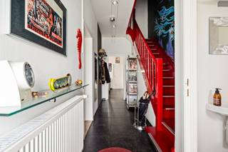 <p><span>Deze instapklare woning, gelegen in zeer gegeerde tuinwijk Interescaut, bevindt zich in een uitzonderlijk rustige en groene omgeving midden tussen de velden van de Rupelstreek. De woning werd sinds 2006 stelselmatig en grondig gerenoveerd maar de authentieke charme werd goed bewaard.</span></p>
<p><span>Indeling:</span></p>
<p><span>Gelijkvloers: inkomhal, lichtrijke leefruimte met prachtig zicht op de omliggende velden, aansluitend een volledig gerenoveerde keuken. Naast de keuken bevindt zich een praktische berging/wasruimte. Vanuit de keuken heeft u directe toegang tot de tuin met overdekt terras, ideaal georiënteerd op het zuidwesten, waar u in alle rust kan genieten van zon en natuur. Achteraan de tuin loopt een servitudeweg, wat het mogelijk maakt om de tuin ook langs achter te bereiken, handig voor fietsen!</span></p>
<p><span>Eerste verdieping: twee ruime, gerenoveerde slaapkamers en één kleinere éénpersoonskamer. verder is er nog een douchekamer.</span></p>
<p><span>Tweede verdieping: momenteel ingericht als één zeer ruime kamer, maar dankzij de aanwezigheid van twee toegangen vanuit de nachthal kan deze eenvoudig opgesplitst worden in twee volwaardige slaapkamers. er is nog een aparte technische ruimte.</span></p>
<p><span>Kelder: de woning beschikt over een grote, hoge en droge kelder, kan pefrect dienen als hobbyruimte of werkplaats.</span></p>
Bijzonderheden:<br />- EPC C<br />- Asbest veilig<br />- Prachtige locatie<br />- Gerenoveerd<br /><br />Vg, Wg, Gmo, Gvkr, VV. Geen overstromingsgevoelig gebied