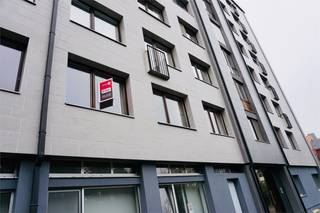 Gemeubeld 1-slaapkamerappartement in het centrum van Leuven<br />Dit charmante appartement bevindt zich op de eerste verdieping en is rustig gelegen, op slechts 5 minuten wandelen van de Grote Markt en het station.<br />Indeling: Gezellige leefruimte met tafel, stoelen, tv en sofa, open keuken voorzien van alle comfort (combi-oven, koelkast, keramische kookplaat en wasmachine), slaapkamer met bed en ingebouwde kasten, en een badkamer met zitbad, toilet en wastafel.<br />Interesse? Kom dit aangename appartement snel ontdekken!<br />Contacteer Immo-M via 0468 22 53 22 of mail naar info@immo-m.be.