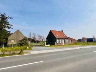 Verborgen in het idyllische landschap, bevindt zich deze AUTHENTIEKE, totaal TE RENOVEREN HOEVE met diverse BIJGEBOUWEN, omringd door weiland...