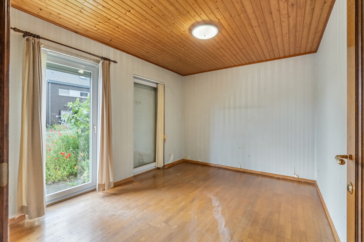 Te renoveren woning met vier slaapkamers, inpandige garage en noordwest georiënteerde tuin op een perceel van 6 are 78 ca te Begijnendijk ! - foto 4