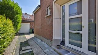 <p><span>In het centrum van Edegem bieden wij u deze ruime gezinswoning (190m²) aan met garage en oprit voor meerdere wagens. De woning is gelegen op een oostgericht perceel van 231m².</span></p><p><span>Op wandelafstand van de woning vindt u openbaar vervoer, winkels, scholen, verbindingswegen, ... </span></p><p><span>Het gebouw zelf werd gebouwd in 1962 en na 2000 opgefrist. Op heden is de woning verhuurd. De huurovereenkomst kan opgezegd worden om de woning zelf te bewonen met een opzegtermijn van 6 maanden.</span></p><p><span> </span></p><p><span>De woning beschikt overal dubbele beglazing met pvc schrijnwerk en de centrale verwarming verloopt op gas (Daalderop). De elektriciteit is nog niet conform aan de voorschriften van het AREI.</span></p><p><span>Na controle werd de woning als 'asbestveilig' gecategoriseerd.</span></p><p><span> </span></p><p><span>Indeling:</span></p><p><span> </span></p><p><span>We betreden de woning via de ruime inkomhal met gastentoilet en vestiaire.</span></p><p><span>Aan de voorzijde van de woning bevindt zich de ruime leefruimte in L-vorm op tegelvloer. De grote raampartijen zorgen voor veel natuurlijke lichtinval. Aan de voorzijde zijn er ook rolluiken.</span></p><p><span>Lopen we verder door komen we in de ingerichte keuken. Deze kreeg al eens een opfrisbeurt maar enige opfrissing is toch aan de orde. Achter de leefruimte is er nog een veranda die momenteel is ingericht al atelier.</span></p><p><span>Via het atelier is er toegang naar de oosgerichte tuin. Links achteraan het perceel vinden we de garage met automatische poort.</span></p><p><span> </span></p><p><span>Op de eerste verdieping zijn er respectievelijk 2 ruime slaapkamers en een derde kinderkamer/bureau.</span></p><p><span>De badkamer is eveneens aan vernieuwing toe. Momenteel is deze voorzien van een ligbad/douche, toilet en een lavavo met spiegel.</span></p><p><span> </span></p><p><span>De tweede verdieping bereiken we via de vaste trap. Deze wordt momenteel enkel gebruikt als zolder. Hier kunnen twee extra slaapkamers gecreëerd worden.</span></p><p><span>De woning beschikt over een zeer grote, droge kelder op stahoogte.</span></p><p><span> </span></p><p><span>Graag som ik voor u nog even de pluspunten op van deze ruime gezinswoning met veel potentieel:</span></p><p><span> </span></p><ul><li><span>Gelegen in het centrum van Edegem in directe nabijheid van winkels, scholen, openbaar vervoer, verbindingswegen, ...</span></li><li><span>3 tot 5 slaapkamers mogelijk</span></li><li><span>Garage + oprit voor meerdere wagens</span></li><li><span>Ruime en lichte leefruimte</span></li><li><span>Zeer ruime en droge kelder</span></li></ul><p><span> </span></p><p><span>EPC 361 kWh/m² jaar (D-label)</span></p><p><span>STEDENBOUW IN AANVRAAG</span></p><p><span>P-score A, G-score A</span></p><p><span> </span></p><p><span>Voor een bezoek ter plaatse kan u één van onze kantoren opbellen op het nummer 03/449.42.41 of mail hallo@habicom.be</span></p><p><span>Wenst u de waarde van uw woning te kennen ? Contacteer vrijblijvend onze habicom expert in uw buurt.</span></p><p><span> </span></p>