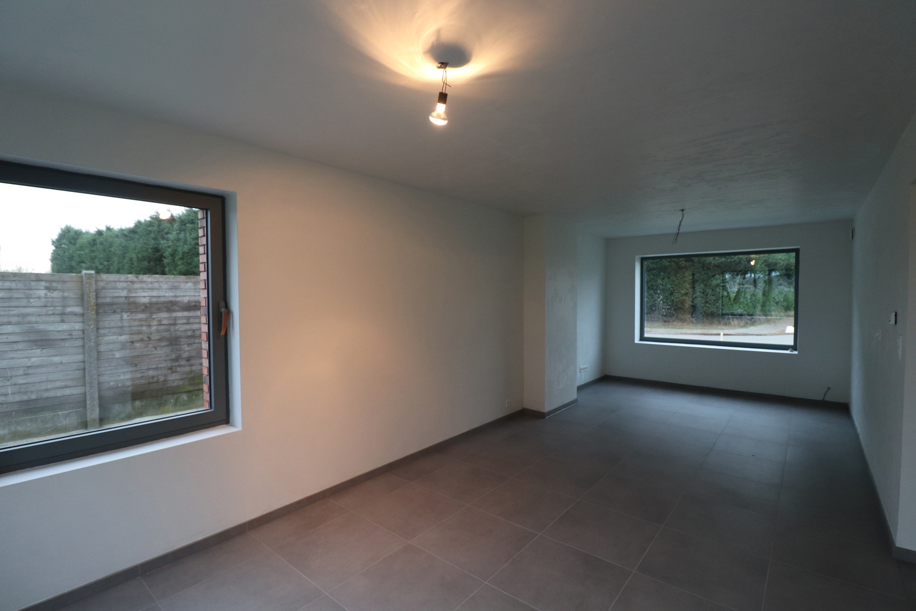 Gerenoveerde woning met 3 slaapkamers, terras met tuin en carport. - foto 4
