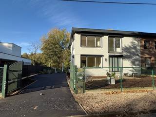 Genk, Heiweier 22: Instapklare gezinswoning met 3 slaapkamers op een uitstekende locatie nabij natuurgebied De Maten.<br /><br />Rustig wonen, omgeven door groen en toch vlak bij alle voorzieningen!<br /><br />Aan het einde van een doodlopende straat, op amper 100 meter van natuurgebied De Maten, bevindt zich deze ruime en bijzonder lichtrijke halfopen gezinswoning. De woning is gelegen op een zuidwestelijk georiënteerd perceel van 379 m² en werd gedeeltelijk gerenoveerd in 2023 en verder vernieuwd in 2026.<br /><br /><strong><u>Indeling:</u><br /><br />Gelijkvloers:</strong>
<ul>
<li>ruime inkomhal</li>
<li>gastentoilet</li>
<li>zonnige, open leefruimte met grote raampartijen. De leefruimte kan naar eigen wens worden ingericht, met bijvoorbeeld een gezellige zithoek, eetruimte en thuiswerkplek.</li>
<li>lichtrijke keuken uitgerust met nieuwe toestellen (vitrokeramische kookplaat, combi-oven, vaatwasser, dampkap en koelkast) </li>
<li>berging/wasplaats met een opbergkast, uitgietbak en aansluiting voor een wasmachine.</li>
</ul>
<strong>Verdieping:</strong>
<ul>
<li>slaapkamer 1 (achterzijde rechts): 15m<sup>2</sup></li>
<li>slaapkamer 2 (achterzijde links): 13m<sup>2</sup></li>
<li>slaapkamer 3 (voorzijde): 12m<sup>2</sup></li>
<li>nieuwe badkamer met douche, wastafelmeubel en toilet.</li>
<li>nachthal/overloop</li>
</ul>
<strong>Kelder</strong>
<ul>
<li>2 praktische kelders voor extra bergruimte.</li>
</ul>
<strong>Buitenruimte</strong><br />Het beschutte zonneterras biedt volop privacy en sluit aan op de onderhoudsvriendelijke, volledig omheinde tuin. Via een elektrische toegangspoort bereikt u de ruime private oprit met plaats voor drie wagens en de afzonderlijke garage.<br /><br /><u><strong>Energie en comfort</strong></u>
<ul>
<li>EPC-label C: 280 kWh/(m² jaar).</li>
<li>18 zonnepanelen: totaal 7.290 Wp (2023)</li>
<li>Verwarming en koeling in de woonkamer via energiezuinige warmtepomp/airco (bedienbaar via afstandsbediening of smartphone)</li>
<li>Energiezuinige warmtepompboiler (2023)</li>
<li>Smart-radiatoren met warmteopslag in de zitplaats, keuken en inkomhal (2023)</li>
<li>Hybride elektrische radiatoren in de slaapkamers (2026)</li>
<li>Elektrische rolluiken aan alle ramen en deuren en een zonneluifel aan de achterzijde (allemaal met afstandsbediening en programmeerbaar weekschema)</li>
</ul>
<br /><u><strong>Ligging</strong></u><br />Unieke, rustige ligging nabij natuurgebied De Maten en toch vlakbij de talrijke winkels op de Hasseltweg (4 supermarkten en 2 bushaltes bevinden zich op slechts 400 meter van de woning).<br />Station Bokrijk ligt op circa 3 km en dankzij de vlotte aansluiting met de Hasseltweg/Genkersteenweg en E-314 zijn Genk, Hasselt, Maastricht en andere omliggende steden uitstekend bereikbaar.<br /><br />Interesse in deze woning? Contacteer Jurimex op 089/308.700 of info@jurimex.be voor meer informatie of een bezoek ter plaatse.