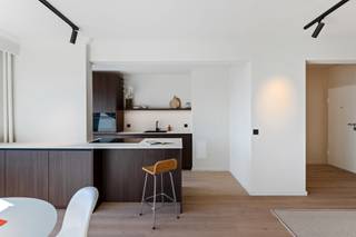 <p>Welkom in jouw nieuwe thuis! Op de vijfde verdieping van deze piekfijn onderhouden residentie, die bovendien de naam ‘De Merode’ draagt, ontdek je dit prachtige appartement.</p>
<p>Met een oog voor stijl én detail werd elke ruimte zorgvuldig vernieuwd met gebruik van kwaliteitsvolle materialen! Dit komt volledig tot zijn recht in de lichtrijke leefruimte welke werd voorzien van een mooie, natuurlijke eiken parket, die naadloos doorloopt tot in de luxueuze open keuken. Deze is uitgerust met hoogwaardige materialen waaronder het keramische werkblad en werd daarnaast in een trendy notelaar-jasje gestoken, wat zorgt voor een verfijnde look-and-feel! Verder zijn er 3 slaapkamers (14 m², 10 m² & 8 m²) die rechtstreeks toegang bieden tot 2 uiterst zonnige terrassen, dé ideale plek voor ontspanning! Tot slot is er nog een praktische berging voorzien met aansluitingen voor was- en droogmachine én uiteraard een stijlvolle badkamer met een ruime inloopdouche, dubbele lavabo in meubel en handdoekradiator. Het toilet is apart.</p>
<p>Kortom, een instapklaar pareltje waar je enkel nog hoeft uit te pakken en te genieten!</p>
<p>Mogelijkheid tot het aankopen van een <strong>autostaanplaats</strong> à € 15.000,00. <br /><strong>Fietsenstalling</strong> <strong>aanwezig</strong>: via de automatische garagepoort rijd je moeiteloos naar binnen!</p>
<p><strong>Maandelijkse kosten: </strong>€ 220,00 (inclusief verwarming, water, dagelijkse schoonmaak, <strong>inwonende</strong> <strong>conciërge</strong>, onderhoud lift, etc.)</p>
<p><strong>Technische gegevens: kelderberging aanwezig! </strong>10 jaar garantie op de keukenkasten + 5 jaar garantie op de toestellen! High-end ledverlichting met 5 jaar garantie, alle sanitaire en elektrische leidingen werden vernieuwd, inclusief verlichting. Verwarming op gas (collectief) via een condenserende ketel, HR-beglazing in aluminium.</p>
<strong>Stedenbouwkundige inlichtingen en bodemattest in aanvraag. Asbestveilig (maar mogelijk niet asbestvrij). Bevindt zich niet in een risicozone voor overstromingen (P-score D en G-score C). Renovatieverplichting niet van toepassing.</strong>