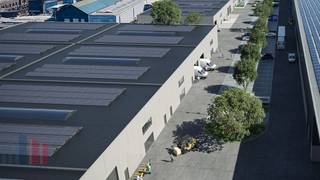 Fantastisch gelegen <strong>nieuwbouwontwikkeling</strong> met een KMO-unit van 835 m² te koop aan de Wiedauwkaai. De strategische ligging op het bedrijventerrein aan de <strong>voorhaven in Gent</strong> zorgt voor een uitstekende bereikbaarheid. De site bevindt zich op slechts 3 km van de R4, wat zorgt voor een vlotte verbinding naar de E17 (richting Antwerpen/Kortrijk), de E40 (richting Brussel/Oostende) en de E34 (richting Antwerpen/Knokke).<br /><br /><strong>Casco </strong>oplevering en gebouwd met een duurzame staalstructuur, betonnen wanden, en een volledig geïsoleerde buitenschil. De unit heeft een <strong>vrije hoogte van 7,4 meter</strong> en wordt afgewerkt met een gepolierde betonvloer. Daarnaast beschikt de unit over één sectionale poort met afzonderlijke toegangsdeur en raamopeningen (afwerking op maat). Bovendien worden alle units standaard uitgerust met individuele zonnepanelen, inbegrepen in de aankoopprijs. Dankzij de casco oplevering behoudt u de vrijheid om de afwerking volledig <strong>af te stemmen op uw eigen wensen en noden</strong>, in overleg met de ontwikkelaar. Er zijn ook <strong>privatieve parkeerplaatsen</strong> voorzien, met de mogelijkheid om laadinfrastructuur ter beschikking te stellen. Tevens <strong>andere oppervlaktes</strong> beschikbaar en units kunnen worden gecombineerd.<br /><br />Heeft u interesse of wenst u graag meer details over deze KMO-unit? Aarzel dan niet om contact op te nemen met PANORAMA B2B voor bijkomende informatie, gedetailleerde plannen of om een vrijblijvend plaatsbezoek in te plannen. U kunt ons bereiken op het nummer <strong>0477 02 09 02</strong>.