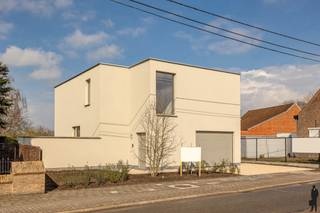 Deze hedendaagse nieuwbouwwoning combineert moderne architectuur met een praktische en doordachte indeling. Dankzij de grote raampartijen en de...