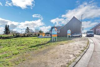 Voor een bezoek of meer info bel 054 69 39 34 - Op een goede locatie in Denderhoutem bevindt zich dit perceel bouwgrond (Lot 1) voor HOB op een terrein van 5 A 79 CA. Winkels, scholen en openbaar vervoer bevinden zich op een steenworp. De oprit E-40 bereikt men op enkele minuten rijden. De bouwbreedte bedraagt 6.96 m. De bouwdiepte op het gelijkvloers en verdiep bedraagt 12 m. De kroonlijst bedraagt max 6 meter. De voorbouwlijn ligt op 7 m van de voorste perceelgrens. Zijdelingse ruimte van 3 m. De dakhelling bedraagt max. 45 ° en platte daken zijn ook toegestaan. In de achtertuin mag er een tuinberging opgericht worden van max. 40 m². Carport zijdelings is niet toegestaan.