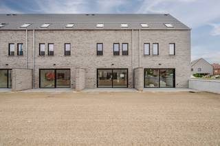 La maison est située dans une rue accueillante et piétonne où la paix et la sécurité sont essentielles. Vous pouvez vous garer dans le parking public du site ou en sous-sol dans votre propre garage double, avec accès direct à la maison !La disposition de la maison est la suivante : Rez-de-chaussée : - hall d'entrée avec toilettes invités- espace de vie spacieux et lumineux- cuisine ouverte (entièrement installée)1er étage :- 2 chambres spacieuses- salle de bain avec douche- toilettes2e étage : - 2 chambres spacieuses- 2ème salle de bain avec baignoireSupplémentaire : - garage double - rangement au sous-sol- jardin ensoleilléDans l'ensemble :- disponible immédiatement !- prix : 1245,00 €/mois- coût moyen : 50,00 €/moisIntéressé ? Demandez une visite rapide sur www.dewaele.com !