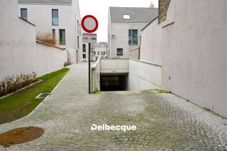Op zoek naar een veilige en comfortabele parkeerplaats in het centrum van Brugge? In het ondergrondse complex van Gulden Roos, gelegen aan de Simonne Danneelstraat, bieden we nog enkele parkeerplaatsen te koop aan.<br />De parking is eenvoudig te bereiken via de inrit aan het Rozendal en dankzij de uitrit via de Groenestraat ben je in een mum van tijd op de Gulden-Vlieslaan, waardoor je vlot alle richtingen uit kunt.<br />Dankzij het doordachte circulatieplan rijd je moeiteloos in en uit, zonder stress en met voldoende ruimte om comfortabel te manoeuvreren. Bovendien kan je kiezen uit verschillende parkeerplaatsen, zodat je een plekje vindt dat perfect bij jouw parkeergewoonten past.<br />Maak komaf met parkeerproblemen in de binnenstad en contacteer ons vandaag nog voor meer informatie of een bezoek.<br />Prijzen vanaf €38 000,- exclusief kosten.<br />Bel ons voor meer info of voor het maken van een afspraak: 050 45 03 45
