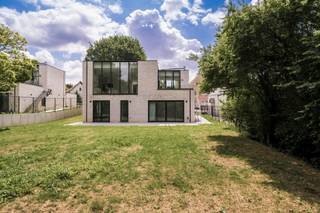 Unieke nieuwbouw villa met mogelijkheid tot het uitoefenen van een vrij beroep op een toplocatie, nabij de markt van Wemmel, de Ring 0, het UZ...