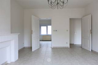 <p><span>GENT - Hertstraat 6: Op zoek naar een</span><span> rustig en centraal gelegen 2 slaapkamer appartement met garagebox te huur in Gent? </span><span>Dan is dit pand mogelijks iets voor u.</span></p><p><span> </span></p><p><span>De belangrijkste troeven in een notendop: </span></p><ul><li><span>Gelegen in de groene omgeving van het Muinkpark Gent</span></li><li><span>Géén gemeenschappelijke kosten</span></li><li><span>Trendy buurt, vlakbij Kinepolis</span></li><li><span>Goed bereikbaar met auto en het openbaar vervoer</span></li><li><span>Inclusief garagebox</span></li></ul><p><span> </span></p><p><span>Indeling:</span></p><p><span>Inkomhal, leefruimte, keuken (met kookplaat, dampkap en vaatwasmachine), 1 ruime slaapkamer en een kleine slaapkamer, badkamer met lavabo, toilet en douche.</span></p><p><span>Inclusief garagebox.</span></p><p><span> </span></p><p><span>Belangrijk:</span></p><p><span>Beschikbaar vanaf heden. Domicilie verplicht.</span></p><p><span>Huurprijs: € 980,</span><span> geen </span><span>gemeenschappelijke kosten. EGW afzonderlijk af te rekenen.</span></p><p><span> </span></p><p><span>Neem contact op met Axel Lenaerts makelaars voor een bezoek via onze website.</span></p><p><span> </span></p>