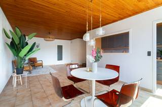 Ruim en energiezuinig 1 slpk appartement<br /><br />Locatie<br />Op wandelafstand van het groene Park Bisschoppenhof, geniet u van een vlotte bereikbaarheid dankzij de nabijheid van openbaar vervoer en diverse voorzieningen. <br /><br />Beschrijving<br />Dit ruime appartement bevindt zich op de tweede verdieping van een verzorgd gebouw en biedt een praktische indeling. Via de inkomhal betreedt u de lichtrijke leefruimte, die voldoende plaats biedt voor een gezellige zit- en eethoek. Aansluitend bevindt zich de keuken. Verder beschikt het appartement over een badkamer met douche, wastafel en toilet. De bijzonder ruime slaapkamer was oorspronkelijk ingedeeld als twee afzonderlijke kamers, waardoor er vandaag een royale slaapruimte ontstaat. Dit appartement vormt een uitstekende opportuniteit voor alleenstaanden, koppels of investeerders die op zoek zijn naar een ruime woonst op een goed bereikbare locatie.<br /><br />Bijzonderheden<br />- Privatieve kelderberging<br />- Conforme elektriciteit<br />- Maandelijkse lasten: +-217 euro (incl.: voorschot water, voorschot verwarming, blokpolis, professionele syndicus, onderhoud lift, elektriciteit gemeenschappelijke delen)<br />- Vernieuwde (superisolerende en zonwerende) ramen aan voorzijde (niet opgenomen in EPC)<br />- Aparte meter voor elektriciteit<br /><br />Verplichte vermeldingen<br />EPC: 188 kWh/m²<br />P-score: D<br />G-score: C<br />Stedenbouwkundige inlichtingen: Wg, Vg, Gmo, Gvkr, Gvv