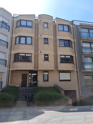 Appartement meublé et aménagé de façon moderne à louer à l'année.<br />Composition : Grand salon, 2 chambres dont 1 avec un lit double, 1 avec des lits superposés 1x2P, salon, terrasse à l'arrière, cuisine équipée avec lave-vaisselle et four à micro-ondes, salle de bains avec baignoire, douche et lavabo, WC séparés. 1er étage avec ascenseur.<br />Chauffage au gaz. Situé à 100 m de la digue.