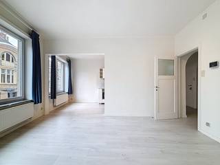 In een rustige straat vlak bij het levendige Sint-Pietersstation vind je dit aangename en lichtrijke appartement aan de Aaigemstraat 12. De ligging is een absolute troef: dankzij de uitstekende verbindingen met trein, tram en bus sta je in geen tijd in het centrum van Gent of ben je op weg naar andere steden.Het appartement beschikt over twee slaapkamers, een gezellige leefruimte en een compacte maar praktische keuken. Er is een klein terras waar je even kan genieten van de buitenlucht. De indeling is efficiënt en maakt optimaal gebruik van de beschikbare ruimte.Het appartement is instapklaar. Supermarkten, scholen, horeca en groene zones bevinden zich op wandelafstand, wat zorgt voor een comfortabele woonervaring in een levendige maar aangename buurt.Indeling: inkomhal - keuken - woonkamer - slaapkamer 1 - terras - toilet - badkamer - slaapkamer 2De gemeenschappelijke kosten in de vorm van een provisie bedragen 25,00 euro per maand en dienen voor de elektriciteit van de gemeenschappelijke delen.Onmiddellijk beschikbaar.