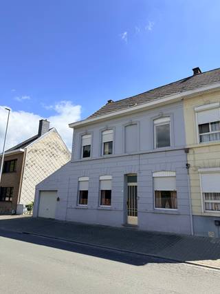 TE RENOVEREN FAMILIEWONING MET 4 SLAAPKAMERS EN TUIN. Nostalgie aan de bovenrand van Geraardsbergen. In deze rustige straat met openbare parkings...