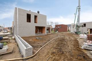 <p>Te koop: moderne open bebouwing in Koersel, gelegen in een rustige residentiële buurt.</p>

<p> </p>

<p>Deze nieuwbouw woning (bouwjaar 2026) combineert eigentijdse architectuur met een praktische indeling. Gelegen in Panisdries, geniet u van een groene omgeving met alle voorzieningen op korte afstand. De woning biedt drie comfortabele slaapkamers, een ruime tuin en een carport. Dankzij de open bebouwing profiteert u van veel lichtinval en een gevoel van ruimte.</p>

<p> </p>

<p>Belangrijkste ruimtes:<br />• Ruime living met aansluitende eetkamer, ideaal voor gezellige momenten.<br />• Moderne keuken met directe toegang tot de tuin.<br />• Drie slaapkamers, perfect voor gezin of gasten.<br />• Badkamer met alle nodige voorzieningen.<br />• Carport voor uw wagen.<br />• Berging en inkomhal voor extra opbergruimte.<br />• Terras met zicht op de tuin.</p>

<p> </p>

<p>Troeven:<br />• Nieuwbouw (2026) met moderne indeling.<br />• Zonnepanelen<br />• Warmtepomp<br />• Oplevering eind 2026</p>

<p> </p>

<p>Neem vandaag nog contact op met uw ERA-makelaar voor een bezoek.</p>

<p> </p>

<p>JOUW DROOMHUIS. ZO GEVONDEN!</p>