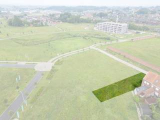 Dit mooi gelegen perceel bouwgrond van 600 m² is zeer aangenaam gelegen in een rustige en kindvriendelijke woonomgeving in de nabijheid van het centrum, scholen en openbaar vervoer. <br />Er is geen bouwverplichting en het perceel laat toe er een halfopen bebouwing op te richten. <br />De halfopen bebouwing laat een gevelbreedte toe van 8 meter (met een te respecteren afstand van 5 meter ten opzichte van de perceelsgrens. De bouwdiepte kan 11 meter bedragen.<br />Er zijn 2 bouwlagen mogelijk met een maximale kroonlijsthoogte van 7 meter en een maximale nokhoogte van 12 meter. Gevel- en dakmaterialen kunnen vrij gekozen worden. Er kan bijkomend een garage/carport voorzien worden en een bijgebouw in de tuin is toegestaan. <br /><br />Wil je meer weten over dit perceel en zijn exacte bouwvoorschriften? Neem dan contact op telefonisch 051/40.04.34 of mail naar sigrid@arkvastgoed.be