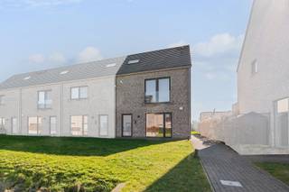 Deze knappe half open bebouwing werd opgetrokken in 2018 met enorm veel aandacht voor energie. Label A+! (zonnepanelen, overal vloerverwarming...