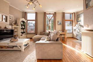 Karaktervol herenhuis op een uitzonderlijke locatie met prachtig uitzicht op het Baudelopark. <br /><br />Deze ruime woning beschikt over een bewoonbare oppervlakte van 269 m², 3 à 4 slaapkamers (afhankelijk van de indeling), 3 badkamers, kelder en een unieke buitenruimte. <br /><br />Dankzij de brede gevel heeft elke verdieping 3 ramen, wat zorgt voor een overvloed van licht in elke ruimte. <br />Belangrijke energetische werken zijn al uitgevoerd zoals de geïsoleerde voor- en achtergevels en het geïsoleerde dak. Met een nieuwe verwarmingsketel kan het huidige EPC D bovendien worden verbeterd naar EPC C.<br /><br />Indeling als volgt: <br />Gelijkvloers: De inkomhal geeft toegang tot een eerste aangename leefruimte, eetkamer, charmante veranda, recente keuken met kwalitatieve toestellen, een eerste badkamer (toilet, lavabo, douche), eerste deel van de buitenruimte, praktische berging en een droge kelder. <br /><br />Eerste verdieping: Lichtrijke leefruimte met kitchenette, tweede badkamer met ligbad en een apart toilet. Ruime slaapkamer met directe toegang tot het tweede terras,<br /><br />Tweede verdieping: Ruime slaapkamer met lavabo en nog een leefruimte die kan dienen als extra slaapkamer of hobbyruimte.<br /><br />Derde verdieping/zolder: Polyvalente ruimte, momenteel een slaapkamer, bad en douche aanwezig. <br /><br />Kortom: een ruim stadshuis voor wie op zoek is naar charme, comfort en een unieke ligging in het centrum van Gent.<br /><br />Mis deze unieke woning niet! Contacteer ons voor een bezoek of meer info.<br />092678575<br />tbaete@trevi.be