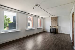 Bent u op zoek naar een volledig te vernieuwen appartement in het centrum van Niel?
Dan is deze duplex in een kleinschalig appartementsgebouw (er zijn enkel onderburen) ongetwijfeld iets voor u!
Op het gelijkvloers is er een privatieve ruimte voorzien om o.a. de fietsen te bergen.
Op de eerste verdieping zijn de living, de her in te richten keuken met overdekt noordwestterras, twee slaapkamers en de her in te richten badkamer gelegen.
De dakverdieping heeft nog een derde slaapkamer en een af te werken zolderruimte.
Het dak is geïsoleerd met 10 cm PURPIR en de beglazing is grotendeels dubbel in PVC ramen.
Dit pand is onderhevig aan de renovatieverplichting die door de Vlaamse overheid wordt opgelegd voor residentiële gebouwen.
Voor meer informatie hieromtrent: https://www.vlaanderen.be/een-woning-kopen/renovatieverplichting-voor-residentiele-gebouwen
Neemt u gerust contact op met ons kantoor om een plaatsbezoek in te plannen!