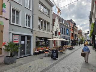 Handelsruimte gelegen in de Wijngaardstraat 14. Bestaande uit gelijkvloers (23m²) / 1e verdiep & 2e verdiep. Ideaal als kapsalon / barbier...