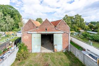 <p><span>Grond met opslagplaats te koop in Bissegem</span></p><p><span> </span></p><p><span>Richtprijs 210 000,00 euro</span></p><p><span> </span></p><p><span>Ontdek dit veelzijdige perceel in Bissegem met een totale oppervlakte van 541 m². </span></p><p><span>Op het terrein bevindt zich een ruime opslagplaats van 260 m², geschikt voor opslag, hobbyactiviteiten of professionele doeleinden.</span></p><p><span> </span></p><p><span>Deze eigendom biedt tal van mogelijkheden dankzij de gunstige ligging en de flexibele bestemmingsopties. </span></p><p><span>Momenteel is er een vergunning voor functiewijziging van opslagplaats naar kantoorruimte, waardoor het pand ook interessant is voor zelfstandigen en ondernemers.</span></p><p><span>Uiteraard kan de opslagplaats tevens verder gebruikt worden in haar huidige functie.</span></p><p><span> </span></p><p><span>Daarnaast bestaat de mogelijkheid om vooraan op het perceel een woning te realiseren, wat dit aanbod extra aantrekkelijk maakt voor investeerders, projectontwikkelaars of particulieren die wonen en werken willen combineren.</span></p><p><span> </span></p><p><span>Kortom: een unieke opportuniteit met veel potentieel op een strategische locatie in Bissegem.</span></p><p><span>Interesse?</span></p><p><span> Neem contact op met Stijn Vanassche via stijn@vastgoedkantoorvanassche.be of 0476 76 38 76</span></p>