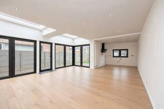 <h3><span>VEELZIJDIGE GERENOVEERDE WONING MET 3 SLAAPKAMERS EN TWEEDE WOONENTITEIT</span></h3>
<p><span>Wonen met meerdere generaties onder één dak? Een zelfstandige activiteit combineren met uw privéwoning? Een volwaardig thuiskantoor creëren zonder werk en privé door elkaar te laten lopen? Aan het Binnenpad in Stabroek biedt deze in </span><strong><span>2019 grondig gerenoveerde woning</span></strong><span> mogelijkheden die u bij een klassieke gezinswoning zelden aantreft.</span></p>
<p><span>De grote troef is de combinatie van een ruime hoofdwoning met een </span><strong><span>afzonderlijke tweede woonentiteit</span></strong><span>. Samen beschikt het eigendom over maar liefst </span><strong><span>5 slaapkamers en 3 badkamers</span></strong><span>. </span></p>
<h3><span>HOOFDWONING</span></h3>
<p><span>Via de inkomhal betreedt u de woning. De ruime leefruimte geniet van veel natuurlijke lichtinval en vormt het centrale hart van de woning.</span></p>
<p><span>Op het gelijkvloers bevindt zich reeds een eerste slaapkamer met aansluitende douchekamer, ideaal voor wie gelijkvloers wil slapen of extra privacy wenst. Een afzonderlijk gastentoilet en een aparte wasplaats/bergruimte vervolledigt deze verdieping.</span></p>
<p><span>Op de eerste verdieping bevinden zich nog </span><strong><span>2 slaapkamers en een tweede badkamer</span></strong><span>. De hoofdwoning telt daarmee 3 slaapkamers en 2 badkamers. </span></p>
<p><span>Daarnaast is er een kelder aanwezig.</span></p>
<h3><span>KEUKEN </span></h3>
<p><span>Ter hoogte van de keuken werd een </span><strong><span>zwamaantasting</span></strong><span> vastgesteld. De keuken is momenteel verwijderd.</span></p>
<p><span>De eigenaar heeft bewust gekozen om de aantasting niet achter een nieuwe keuken of afwerking te verbergen. De situatie wordt volledig transparant aangeboden en er werd reeds een gespecialiseerde offerte opgesteld.</span></p>
<p><span>Deze voorziet onder meer het verwijderen van de zwam en zwamdraden, aangetast hout, vloer en plinten, plaatselijk pleisterwerk en een behandeling van het resterende hout en metselwerk. De offerte bedraagt </span><strong><span>€ 3.260 excl. btw</span></strong><span> en kan door kandidaat-kopers worden ingekeken. </span></p>
<p><span>Na behandeling kan de koper de keuken volledig volgens eigen smaak en budget inrichten.</span></p>
<h3><span>TWEEDE WOONENTITEIT: WONEN ÉN WERKEN</span></h3>
<p><span>Achteraan bevindt zich een afzonderlijke woonentiteit met </span><strong><span>eigen leefruimte, open keuken, badkamer en 2 slaapkamers</span></strong><span>. </span></p>
<p><span>Net deze indeling maakt het pand bijzonder interessant voor uiteenlopende woon- en werksituaties. Denk aan kangoeroewonen of mantelzorg, een eigen plek voor oudere kinderen, een gastenverblijf of een royaal thuiskantoor.</span></p>
<p><span>Ook voor een zelfstandige of beoefenaar van een vrij beroep kan de afzonderlijke entiteit mogelijkheden bieden als kantoor, gespreksruimte of werkruimte, terwijl het privéleven in de hoofdwoning gescheiden blijft.*</span></p>
<h3><span>TECHNISCH</span></h3>
<p><span>De woning beschikt over</span><span> centrale verwarming op aardgas via een condenserende ketel. </span></p>
<p><span>De elektrische installatie is </span><strong><span>conform gekeurd</span></strong><span>. </span></p>
<p><span>Een eigendom voor wie niet alleen vierkante meters zoekt, maar vooral </span><strong><span>ruimte, flexibiliteit en mogelijkheden</span></strong><span>.</span></p>
<p><strong><span>Meer informatie of een bezoek? Contacteer Immo Point Noordrand via 03 535 12 75.</span></strong></p>
<p><span>*</span><span>Professioneel gebruik steeds onder voorbehoud van de toepasselijke stedenbouwkundige voorschriften en eventuele vergunningen.</span></p>
<p>BEWOONBARE OPPERVLAKTE: Berekend op de buitenmaten van de bouwplannen.</p>