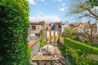 TE HUUR<br /><br />Ruime woning met tuin en terras, gelegen in de Vuurtorenwijk richting Bredene, op korte afstand van zee, duinen en openbaar vervoer.<br /><br />Dit karaktervolle herenhuis biedt een bijzonder ruime en veelzijdige indeling, verdeeld over meerdere niveaus. Dankzij de verschillende kamers en aparte ruimtes is de woning ideaal voor wie op zoek is naar extra plaats om te wonen, te werken of een hobby uit te oefenen.<br />De woning beschikt over een tuin en meerdere terrassen, zodat u ook buiten aangenaam kunt genieten.<br /> <br />Indeling van de woning :<br /><br />Kelderverdieping<br />●Fietsberging<br />●Ruimte voor speelkamer of hobbyruimte<br />●Afzonderlijke werkruimte<br />●Toegang tot de tuin en het terras<br />Tussenverdieping<br />●Zithoek<br />●Eetplaats<br />●Keuken met aansluitend terras<br />●Trap naar de tuin<br /><br />Eerste verdieping<br />●Twee kamers, geschikt als slaapkamer of bureau<br />●Berging / archiefruimte<br />●Badkamer<br />●Technische ruimte<br /><br />Tweede verdieping<br />●Slaapkamer vooraan<br />●Slaapkamer achteraan<br />●Extra slaapkamer in de uitbouw<br />●Berging<br /><br />Zolderverdieping<br />●Extra bergruimte<br /> <br /> Troeven<br />●Ruim herenhuis met meerdere verdiepingen<br />●Tuin en verschillende terrassen<br />●Meerdere kamers en mogelijkheden voor thuiswerk<br />●Praktische fietsberging<br />●Veel bergruimte<br />●Tram- en bushalte op wandelafstand<br />●Zee en duinen bereikbaar te voet of met de fiets<br /> <br /> Ligging<br />Gelegen in de Vuurtorenwijk van Oostende, richting Bredene, in een omgeving waar u kunt genieten van de nabijheid van de kust. Het openbaar vervoer bevindt zich op wandelafstand en zowel de zee als de duinen zijn vlot bereikbaar te voet of met de fiets.<br /> <br />Beschikbaarheid en huurdersprofiel<br />●Beschikbaar: onmiddellijk<br />●Bezetting: maximaal 2 volwassenen en 2 kinderen<br />●Voorkeur: rustige huurders die de woning met zorg bewonen<br /> <br />Een ruime en veelzijdige woning voor wie op zoek is naar een aangename woonomgeving aan de kust.<br /> <br />Interesse in een bezoek?<br />Immobiliën Brouckaert<br /> 059 80 85 02<br /> danny@brouckaert.be - www.brouckaert.be<br /><br />Bezoek mogelijk mits afspraak.