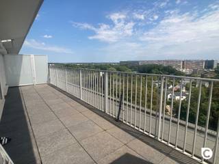 <p><span>Instapklaar 1 slaapkamer appartement met uniek dakterras!</span></p><p><span>Dit geweldige appartement is gelegen op de bovenste verdieping</span><span><sup> </sup></span><span>van een prima onderhouden gebouw met rustige, groene en centrale ligging. Winkels, parken, scholen, horeca, sportfaciliteiten, openbaar vervoer en invalswegen zijn steeds vlakbij. Bent u op zoek naar charmant, lichtrijk en instapklaar appartement met magnifiek en omvangrijk dakterras (ca. 20m²), gunstig EPC en conforme elektriciteit? Zoek niet verder, dit pareltje is ronduit de ideale starterswoning, het perfecte studentenverblijf, een dromerige pied à terre alsook een zorgeloze investering!</span></p><p><span> </span></p><p><span>De indeling is als volgt:</span></p><p><span> </span></p><p><span>Inkomhal, leefruimte &amp; keuken:</span></p><p><span>U betreedt het appartement via de aparte inkomhal met parlofoon en grote ingemaakte vestiaire. De leefruimte straalt dankzij de prachtige natuurlijke lichtinval en het verbluffende uitzicht dat met dank aan de nieuwe raampartijen (HR 2025) extra in de verf wordt gezet. De fraaie moluren dragen bij aan het karakter van het pand, terwijl de elektrische rolluiken, de vliegenramen en de kleine berging voor extra comfort zorgen. De keuken met authentieke vloer- en wandtegels is voorzien van een keramisch kookvuur, dampkap, oven, koelkast, vriezer en dubbele lavabo.   </span></p><p><span> </span></p><p><span>Slaapkamer &amp; badkamer:</span></p><p><span>In de slaapkamer kan u rustig slapengaan of ontwaken met een panoramisch uitzicht op de achtergrond. Ook hier zijn elektrische rolluiken voorzien, een garantie op een goede nachtrust terwijl uw privacy steeds 100% gegarandeerd is. De ruime badkamer omvat een ligbad/douche combinatie, een modern wasmeubel, een toilet, aansluitingen voor wasmachine en droogkast alsook mechanische ventilatie. </span></p><p><span> </span></p><p><span>Dakterras, kelder &amp; fietsenberging:</span></p><p><span>Het waanzinnige dakterras met oogstrelende vergezichten is uiteraard de absolute kers op de taart. Met een oppervlakte van maar liefst 20m² is er plek genoeg voor een grote terrastafel in combinatie met een hippe lounge. Daar het terras extra breed is, leent het zich perfect om gezellig te tafelen met familie en vrienden, te aperitieven na een drukke werkdag, te zonnebaden, te tuinieren op hoogte en zo veel meer. Een privatieve kelder is inbegrepen. Bovendien beschikt het gebouw over een gemeenschappelijke fietsenberging.</span></p><p><span> </span></p><p><span>Extra troeven:</span></p><p><span>- Mobiscore 9,4/10                          </span></p><p><span>- Gunstig EPC B                               </span></p><p><span>- HR ramen 2025 + rolluiken               </span></p><p><span>- Recente dak- en gevelisolatie     </span></p><p><span>- Elektriciteit conform</span></p><p><span>- Asbestveilig</span></p><p><span>- Vernieuwd terras</span></p><p><span>- Gemeenschappelijke fietsenberging                                       </span></p><p><span> </span></p>