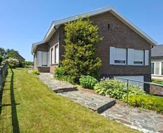 Vrijstaande landelijke bungalow met zuidgerichte tuin in een rustige buurt<br /><br />Vrijstaande bungalow met 3 ruime slaapkamers en zonnige tuin in een rustige buurt aan de rand van Geraardsbergen.<br /><br />De woning omvat op het gelijkvloers<br />* een ruime inkomhall<br />* 3 slaapkamers<br />* 1 badkamer<br />* apart toilet<br />* ruime woonkamer<br />* aparte keuken<br />* veranda<br /><br />Een deel van het huis is onderkelderd. In deze ruimte bevinden zich 3 compartimenten: de garage, kleine ruimte met de verwarmingsketel en een kelder.<br /><br />Onder het zadelzak bevindt zich een zolder (niet geïsoleerd) die via een schuiftrap vanuit de hall toegankelijk is en veel opbergruimte biedt.<br /><br />Treinstations en lagere scholen bevinden zich op 3 km en het centrim van Geraardsbergen op 6 km. 2 (bus)opstapplaatsen: Lijn 70 verbindt Grimminge met Ninove, Geraardsbergen en Lessen<br /><br />Technische gegevens<br /><br />* ligging: 9506 Grimminge (Geraardsbergen), Raspaillebosstraat 15<br />* perceelgrootte 804 m²<br />* bewoonbare oppervlakte 103 m²<br />* deels dubbele beglazing en deels enkele beglazing<br />* alle ramen zijn voorzien van rolluiken<br />* renovatieplicht: elektriciteit niet conform en EPC E (volledige dubbele beglazing en isolatie zolder zouden voldoende zijn om EPC D te bekomen)<br />* asbestattest nog niet beschikbaar maar dakbedekking is asbestleien<br />* voor grootte van alle ruimtes : zie foto's plan<br />* voorziene beschikbare datum: september<br /><br />Vraagprijs: 299.000 €<br /><br />Eerste kijkdag op afspraak voorzien op zaterdag 4 juli tussen 9 u en 18 u. Tweede kijknamiddag op afspraak dinsdag 7 juli tussen 14 u en 20 u.<br />Afspraken kunnen gemaakt worden via messenger of via mail<br />Marianne Baele: marianne.baele@gmail.com<br />Christine Baele: kristienbaele@gmail.com<br />