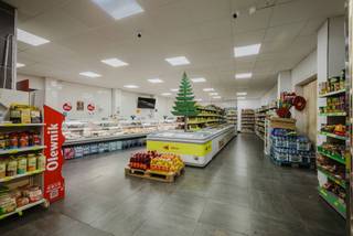 <strong>Situation</strong><br /><br />Situation centrale et calme dans la Ossenstraat, près du quartier Visserij à Gand. À quelques pas du centre-ville, du Coyendanspark et du Koningin Astridpark. Facile d'accès en transports en commun et depuis l'E40/E17.<br /><br /><strong>Aménagement</strong><br /><br />L'espace commercial se compose d'un espace intérieur fermé de 120 m² à l'avant, d'un espace extérieur (cour) de 46 m², d'une arrière-cour de 100 m² avec un espace couvert de 120 m². Surface utile totale de 386 m².<br /><br />Actuellement, cet espace est loué avec un rendement fixe jusqu'en 2028.<br /><br /><strong>Atouts</strong><br /><br />- EPC B<br />- Emplacement<br />- Espace de stockage<br />- Construction neuve 2013<br /><br />Pour plus d'informations et/ou une visite, appelez Guillaume Delbecque au 0472/25.70.76.<br />