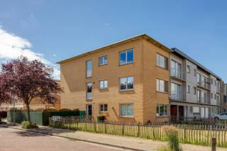 Dit halfopen appartement is gelegen in Hoevenen, in een kleinschalig gebouw met slechts drie appartementen. Via de inkomhal komen we terecht in de gezellige woonkamer met aansluitend de nieuwe keuken, voorzien van een koelkast, inductiekookplaat, dampkap en spoelbak. Verder beschikt het appartement over twee ruime slaapkamers, waarvan één met toegang tot het terras. De badkamer is uitgerust met een douche en lavabo, en er is een apart toilet aanwezig. De garagebox kan worden bij aangekocht voor € 20.000,00. <br />Bijkomende troeven zijn de nieuwe cv-ketel, het dak dat in orde is en de nieuwe keuken, die nog verder afgewerkt kan worden naar eigen smaak. Een ideale kans voor wie op zoek is naar een appartement met potentieel op een rustige locatie in Hoevenen. Wenst u meer info? Contacteer ons via 03 568 03 03 of lauren@vastgoed03.be