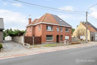 Deze op te frissen halfopen bebouwing is gelegen op<strong> een ruim perceel van 654 m²</strong> en biedt dankzij zijn ligging, indeling en tuin heel wat mogelijkheden. De woning bevindt zich op de rand van Waregem, op fietsafstand van het centrum en met een vlotte verbinding naar de belangrijkste invalswegen, Kruisem en de E17.<br /><br /><strong>Ligging</strong><br />Een ideale combinatie van<strong> rust, ruimte en bereikbaarheid</strong>. Het centrum van Waregem is gemakkelijk per fiets bereikbaar, terwijl de nabijgelegen verbindingswegen zorgen voor een snelle aansluiting richting omliggende gemeenten en de E17.<br /><br /><strong>Indeling</strong><br />Via de inkomhal kom je in de <strong>lichtrijke leefruimte</strong>, met aansluitend een aparte eetkamer. De vernieuwde Dovy-keuken sluit hier mooi op aan. Daarnaast bevindt zich de badkamer met toilet, die nog gerenoveerd dient te worden.<br />Verder beschikt de woning over een droge kelder. Op de verdieping zijn er twee ruime slaapkamers en een kleinere slaapkamer. De zolder, bereikbaar via een vaste trap, is momenteel ingericht als extra slaapkamer en biedt bijkomende mogelijkheden.<br />Buiten beschikt de woning over een afgesloten koer en een bijzonder ruime tuin. <strong>De aparte oprit leidt naar de garage</strong>.<br /><br /><strong>Technisch</strong><br />De woning wordt verwarmd met pelletkachels. Het EPC bedraagt 437 kWh/m² (label E). <strong>De ramen werden recent vernieuwd</strong>.<br />De woning is beschikbaar na opzeg van de huidige huurders.<br /><br /><strong>Troeven</strong>
<ul>
	<li>Perceel van 654 m²</li>
	<li>Zeer ruime tuin</li>
	<li>3 slaapkamers + ingerichte zolderkamer</li>
	<li>Recent vernieuwde ramen</li>
	<li>Garage met aparte oprit</li>
	<li>Centrum Waregem op fietsafstand</li>
	<li>Vlotte verbinding naar E17 en belangrijke invalswegen</li>
</ul>
<br /><strong>Contact</strong><br /><strong>Benieuwd naar de mogelijkheden</strong> van deze woning? Plan dan zeker een bezoek!<br />Voor meer informatie of een bezoek kan je contact opnemen met Cedrik via 0472 66 56 64 of cedrik@real-immo.be.