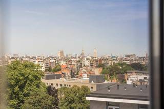 <h3><span>Indeling</span></h3>
<p><span>Deze recent gerenoveerde studio is gelegen op de vierde verdieping aan de rustige achterzijde van het gebouw.</span></p>
<p><span>Bij het betreden van de studio komen we terecht in de aangename leefruimte, die dankzij de grote raampartijen geniet van veel natuurlijke lichtinval.</span></p>
<p><span>Aansluitend bevindt zich de keuken, uitgerust met een keramische kookplaat en koelkast. Vanuit de keuken heeft u toegang tot het westgeoriënteerde terras, waar u heerlijk kunt genieten van de namiddag- en avondzon.</span></p>
<p><span>De badkamer is voorzien van een lavabomeubel en douche. Daarnaast beschikt de studio over een apart gastentoilet.</span></p>
<p><span>De studio werd recent volledig gerenoveerd en is afgewerkt met een onderhoudsvriendelijke parkettegel.</span></p>
<h3><span>Omgeving</span></h3>
<p><span>De studio geniet van een uiterst centrale ligging nabij ’t Groen Kwartier. Dankzij deze locatie bevinden tal van winkels, horecazaken en andere voorzieningen zich in de directe omgeving.</span></p>
<h3><span>Extra’s</span></h3>
<ul>
<li><span>Recent volledig gerenoveerd</span></li>
<li><span>Westgeoriënteerd terras</span></li>
<li><span>Onderhoudsvriendelijke parkettegel</span></li>
<li><span>Dubbele beglazing</span></li>
<li><span>Huurder aanwezig</span></li>
<li><span>Interessante investeringseigendom</span></li>
</ul>