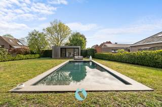 <p>Kom bezoeken en begin te dromen!</p><p>Deze verrassende leuke villa is gelegen in een residentiële wijk in Destelbergen. Rust, ruimte en een uitstekende bereikbaarheid typeren deze woning.</p><p>De ligging is ronduit schitterend: in een rustige, residentiële omgeving met een groen karakter, en toch op korte afstand van het centrum van Destelbergen. Vlakbij winkels, scholen en verbindingswegen. Een ideale combinatie van landelijk wonen met alle voorzieningen binnen handbereik.</p><p>De woning is gedeeltelijk gerenoveerd en beschikt over een moderne, volledig uitgeruste keuken en een stijlvolle, vernieuwde badkamer. Hedendaags comfort gaat hier naadloos samen met het authentieke karakter. De woning beschikt over 3 slaapkamers. Het geheel is bijzonder verzorgd en volledig instapklaar. Grote raampartijen zorgen voor een aangename lichtinval en een mooi zicht op de tuin. Buiten geniet u van een fraai aangelegd perceel met een zonneterras en een uitnodigend zwembad. Ideaal om te ontspanne tijdens mooie zomerdagen. Een extra troef is het tuinkantoor : perfect voor wie van thuis uit werkt of nood heeft aan een rustige, aparte werkplek.</p><p>Gemiddelde energiescore, welke aanzienlijk kan verbeteren door het plaatsen van zonnepanelen.</p><p>U kan uw bezoek aanvragen op verkoop@vastgoeddevos.be of telefonisch via 09/258.13.13.</p><p>Tot binnenkort!</p>