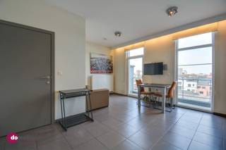 <p><span>Moderne gemeubelde studio, geschikt voor twee personen, in het centrum van Leuven</span></p><p><span> </span></p><p><span>Deze studio is gelegen op de Bondgenotenlaan en is volledig bemeubeld. Door zijn unieke ligging in het centrum van Leuven en vlakbij het openbaar vervoer is dit jouw ideale uitvalbasis. Deze studio is geschikt voor twee personen. </span></p><p><span> </span></p><p><span>De studio is volledig uitgerust. Je beschikt over een zetel, tweepersoonsbed, tafel en stoelen, bureau en televisietoestel. De kitchenette is volledig ingericht met koelkast, vaatwasser, microgolf en kookplaat. Daarnaast is ook bestek, borden en kookgerei voor u voorzien. </span></p><p><span> </span></p><p><span>De badkamer beschikt over een douche, toilet en wastafel. Heeft u een wasmachine of droogkast? De aansluiting hiervoor is aanwezig. </span></p><p><span> </span></p><p><span>Het gebouw is uitgerust met een lift. In de kelder van het gebouw kan u jouw afval kwijt en is er ruimte om jouw fiets te stallen. </span><span> </span></p><p><span> </span></p><p><span>De maandelijkse kosten bedragen €95. Dit forfait dekt al jouw kosten voor de gemeenschappelijke delen, jouw verwarming, internet, vuilnisophaling en bij de aanvang van het contract krijg je een nieuwe matrasbeschermer. </span></p><p><span> </span></p><p><span>Deze studio kan je ook voor een kortere termijn huren. De minimale periode is 6 maanden en de huurprijs wordt in dit geval verhoogd met 8%. De lasten blijven dezelfde. </span></p><p><span> </span></p><p><span>Plan nu jouw bezoek in!</span></p><p><span> </span></p><p><span>015 20 36 00 - <span>info@domoxim.be</span></span></p>