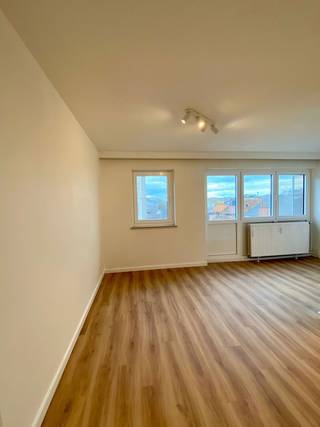 Studio rénové à louer au cœur de Louvain !<br /><br />Ce studio entièrement rénové est situé au sixième étage d'un immeuble bien entretenu dans le centre de Louvain. Grâce à son emplacement calme et central, vous bénéficiez ici du meilleur des deux mondes : un logement tout confort, à proximité des commerces, des restaurants et des transports en commun.<br /><br />Le studio a été aménagé avec des matériaux de haute qualité et des armoires sur mesure, ce qui lui confère un aspect épuré et moderne. La disposition pratique et les grandes baies vitrées créent un espace de vie lumineux et agréable que vous pouvez aménager entièrement selon vos goûts.<br /><br />Le studio dispose d'une cuisine entièrement équipée avec évier et plaque à induction, d'une salle de bains avec douche à l'italienne, lavabo, toilettes et miroir, d'un hall d'entrée avec placard intégré et d'un balcon où vous pourrez profiter de l'air frais.<br /><br />Le bâtiment dispose d'un local à vélos commun fermé et d'un ascenseur. De plus, un parking est disponible à proximité, sur la Sint-Jacobsplein.<br /><br />Loyer : 775 EUR/mois + 75 EUR de provision pour les charges communes et la consommation d'eau et de chauffage. L'électricité est facturée individuellement.<br />Disponibilité : immédiate<br /><br />Intéressé ? Planifiez rapidement votre visite via notre site web www.living-stone.be.<br />Pour toute question, veuillez nous contacter à l'adresse michelle.vanroy@living-stone.be.