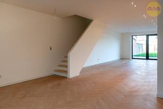 Deze prachtige gesloten bebouwing, gelegen in hartje Meerhout, is volledig gerenoveerd met oog voor detail, comfort en duurzaamheid.<br /><br />Deze woning wordt volledig afgewerkt met hoogwaardige en duurzame materialen, waarbij elk detail zorgvuldig is overwogen.<br />Bovendien is energiezuinigheid een topprioriteit met een indrukwekkende energiescore A.<br />Dankzij de aanwezigheid van een warmtepomp, zonnepanelen, vloerverwarming en een ventilatiesysteem type D, geniet u niet alleen van een comfortabel binnenklimaat maar bespaart u ook op uw energiekosten.<br /><br />Dankzij de centrale maar rustige ligging geniet je hier van het beste van twee werelden. Alle voorzieningen zijn binnen handbereik oa. winkels, openbaar vervoer, scholen, op- en afrittencomplex van de E313...met toch een gevoel van rust door de aanwezigheid van natuur in de nabije omgeving.<br /><br /><u>Indeling</u><br /><br />Bij het binnenkomen word je verwelkomd in een ruime, lichtrijke leefruimte met een mooi uitzicht op de achterliggende tuin. De prachtige open keuken met centraal kookeiland vormt het warme hart van de woning. Verder bevinden zich op het gelijkvloers een inkomhal, gastentoilet en een praktische berging naast de keuken.<br /><br />Op de eerste verdieping vind je drie volwaardige slaapkamers en een ruime badkamer.<br />De badkamer is uitgerust met bad, inloopdouche, toilet en een badkamermeubel met dubbele lavabo. Een extra berging/technische ruimte biedt bijkomende opbergruimte en extra functionaliteit.<br /><br />De volledig omheinde tuin is een echte troef: hier vind je een aangelegd terras en gazon. Achteraan de tuin is er voldoende parkeermogelijkheid, verhard met eveneens aansluiting voor een laadpaal. Er is voldoende ruimte voorzien voor het plaatsen van een carport. De aanwezigheid van een wadi zorgt bovendien voor een milieuvriendelijke regenwaterafvoer.<br /><br />Verhuis zonder zorgen! Deze woning is tot in de puntjes afgewerkt met de betere materialen. Ook schilderwerken zullen voltooid zijn, spots voorzien in de ganse woning en ook de tuin en het terras zijn reeds aangelegd. Kortom, een instapklare thuis waar u meteen van kunt genieten.<br /><br /><u>Troeven</u>
<ul>
	<li>Centrale en rustige ligging</li>
	<li>Zeer energiezuinig (EPC-label A)</li>
	<li>Airco's op de verdieping (verwarmen én koelen)</li>
	<li>Bereikbaar via achterzijde</li>
	<li>Instapklaar</li>
	<li>Aankoop mogelijk aan 2% registratierechten</li>
</ul>
<br />Mis deze unieke kans niet en plan snel je bezoek via info@sublimmo.be of 014 84 83 69.<br /><br /> 