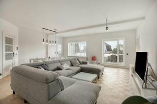 Gelegen in de Lalouxlaan, een zijstraat van de Koninklijke Baan te Koksijde, vinden we dit instapklare appartement van maar liefst 115 m² te koop. Het appartement beschikt over 2 slaapkamers en een zeer ruime en lichtrijke leefruimte met direct toegang tot het zongerichte terras van 18m². Het appartement is gelegen op wandelafstand van het strand, winkels, restaurants, en het openbaar vervoer!<br /><br />Op zoek naar interessante immo te Koksijde? Lees dan zeker verder!<br /><br />INDELING<br />> Eerste verdieping:<br />- Inkomhal met afzonderlijk toilet; <br />- Lichtrijke leefruimte met toegang tot het zuidgerichte terras;<br />- Keuken;<br />- Berging;<br />- Badkamer met bad, wasmeubel en toilet;<br />- Slaapkamer (1);<br />- Slaapkamer (2);<br /><br />Algemeen:<br />- Ramen vernieuwd in 2023<br />- Nieuwe condenserende verwarmingsketel sinds 2023<br />- EPC label C (207 kWh/m²) = geen renovatieverplichting<br />- Centrale ligging nabij het strand, winkels en openbaar vervoer<br /><br />Bent u op zoek naar een woonappartement aan zee of een tweede verblijf? Aarzel dan niet om contact op te nemen met de dossierverantwoordelijke Yari Devos via 0491 27 21 85 of yari.devos@dewaele.com.<br /><br />Bestuursmaatregelen in het maatregelenregister: in aanvraag