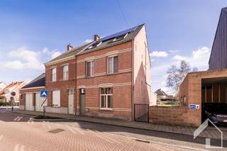 <p>In het centrum van Broechem vindt u deze comfortabele, ruime en instapklare woning met 5 slaapkamers. Op de gelijkvloerse verdieping vinden we een ruime inkomhal met authentieke elementen, een grote leefruimte (parketvloer) met logische indeling tussen eetkamer en salon, een volledig ingebouwde keuken met naastgelegen zithoek (zicht op de tuin) en een wasplaats/technische ruimte met apart toilet en ingemaakte kasten (en opbergzolder).<br />Op de tussenverdieping vinden we een ingebouwde dressing en achtergelegen ruime badkamer voorzien van een bad, douche, meubel en een toilet. Op de eerste verdieping liggen er 2 grote slaapkamers, waarvan één van 26m2 en één van 16,50m2. Op de tweede verdieping liggen er nog 3 slaapkamers van telkens 12m2 met ingemaakte kasten. 4 van de 5 slaapkamers zijn voorzien van een airco. Verder is er ook nog een mooie kelder. Achter de woning ligt er nog een mooi terras (aangelegd in 2021), die zicht geeft op de tuin. HR-ketel is nog vernieuwd in 2022. Voor meer info of een vrijblijvend bezoek: 0479/9 34 34 9.</p>