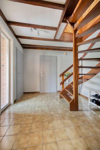 <p><strong>Prefabricated house in a prime location!</strong></p><p>On the ground floor, the property comprises an entrance hall with separate guest toilet, a bright living area of approximately 34 m² and an adjoining kitchen of approximately 12 m². Both the living room and the kitchen provide access to the beautiful sunny garden, where you can enjoy sunlight throughout the day.</p><p>The property also features a spacious garage of approximately 17 m², which houses the gas condensing boiler and provides connections for the washing machine.</p><p>On the first floor, the night hall leads to the bedrooms. The master bedroom has a surface area of approximately 18 m², complemented by two additional bedrooms of approximately 12 m² each. All bedrooms are equipped with practical built-in wardrobes. The floor is completed by a bathroom with shower and vanity unit.</p><p>This house is located in a prime location within a quiet residential area, close to schools, shops and public transport.</p><p>An ideal family home in an excellent location!</p>